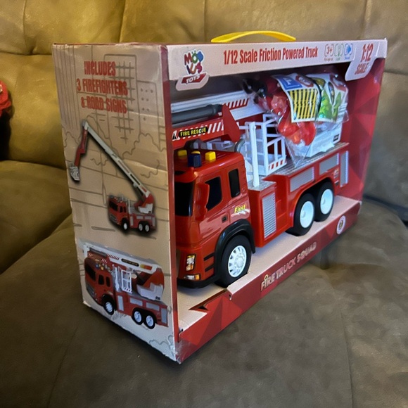 Realistic Friction-PoweredFireπ₯Engineπ, 3 Firemenπ§βπRoadSignsLightsπ¨Soundπ - Picture 3 of 9